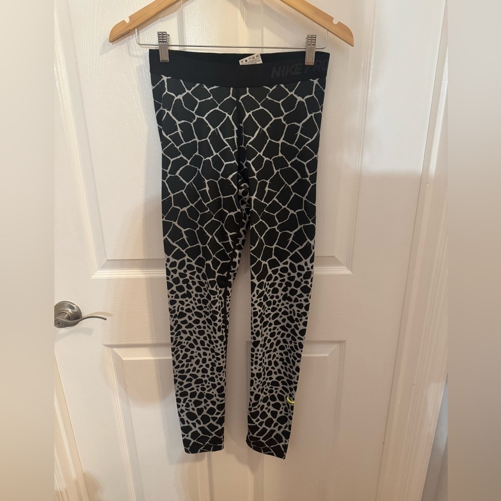 Nike Pro Black and White Athletic Leggings, size Medium